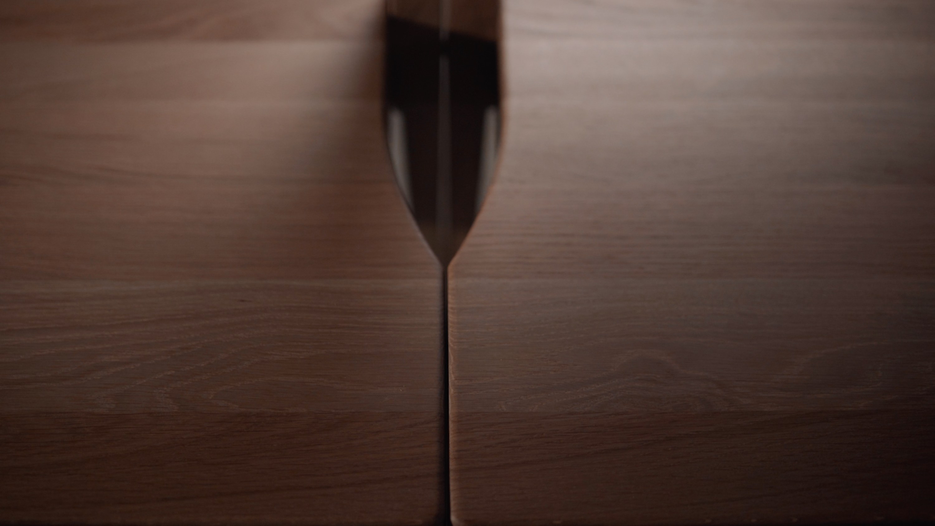 kakovostna obdelava cerkvenih stolov ZOE iz masivnega lesa zagotavlja trajnost konstrukcije.